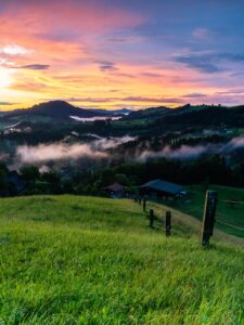 夕方に赤ちゃんがギャン泣きする原因とは何ですか？